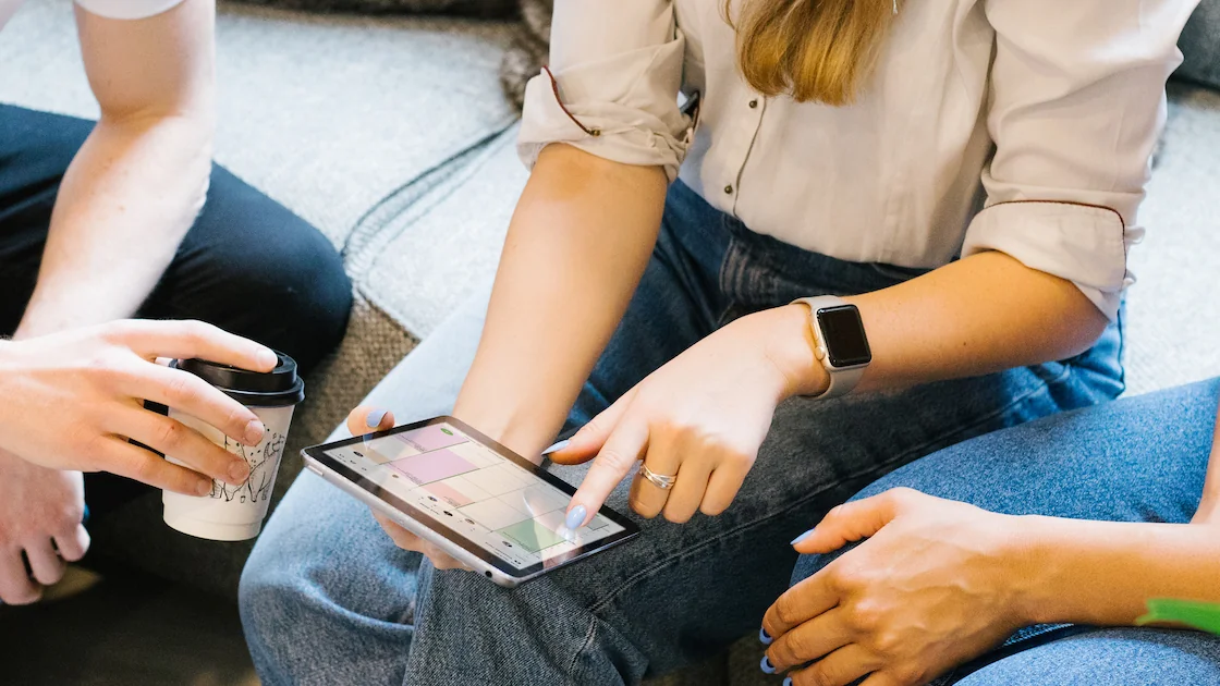 Uma equipa de salão consulta a agenda de marcações num tablet no Treatwell Connect
