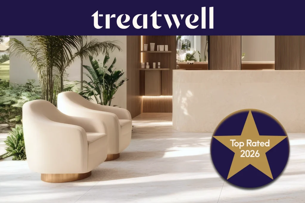 Selo Treatwell Top Rated 2026 sobre a receção luminosa de um salão com poltronas cor creme e plantas