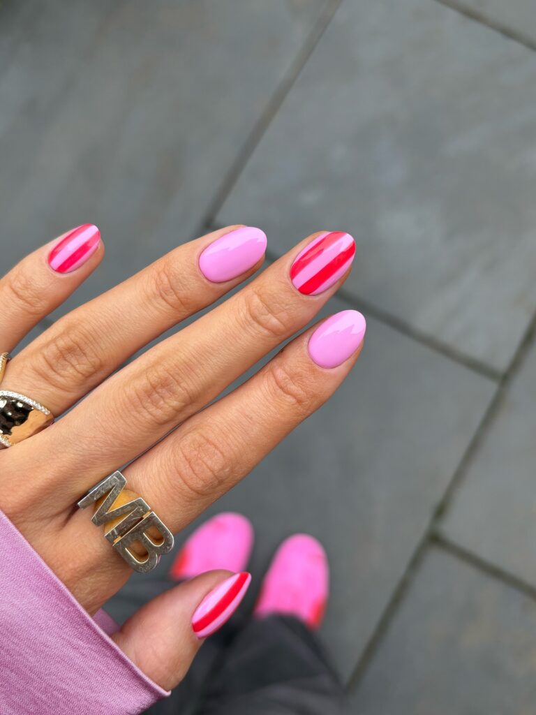 As tendências de beleza primavera 2026 - Pop mood nails (riscas) - @thenaillologist | Treatwell