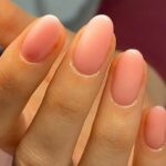 Plano aproximado de uma manicure BIAB em rosa transparente