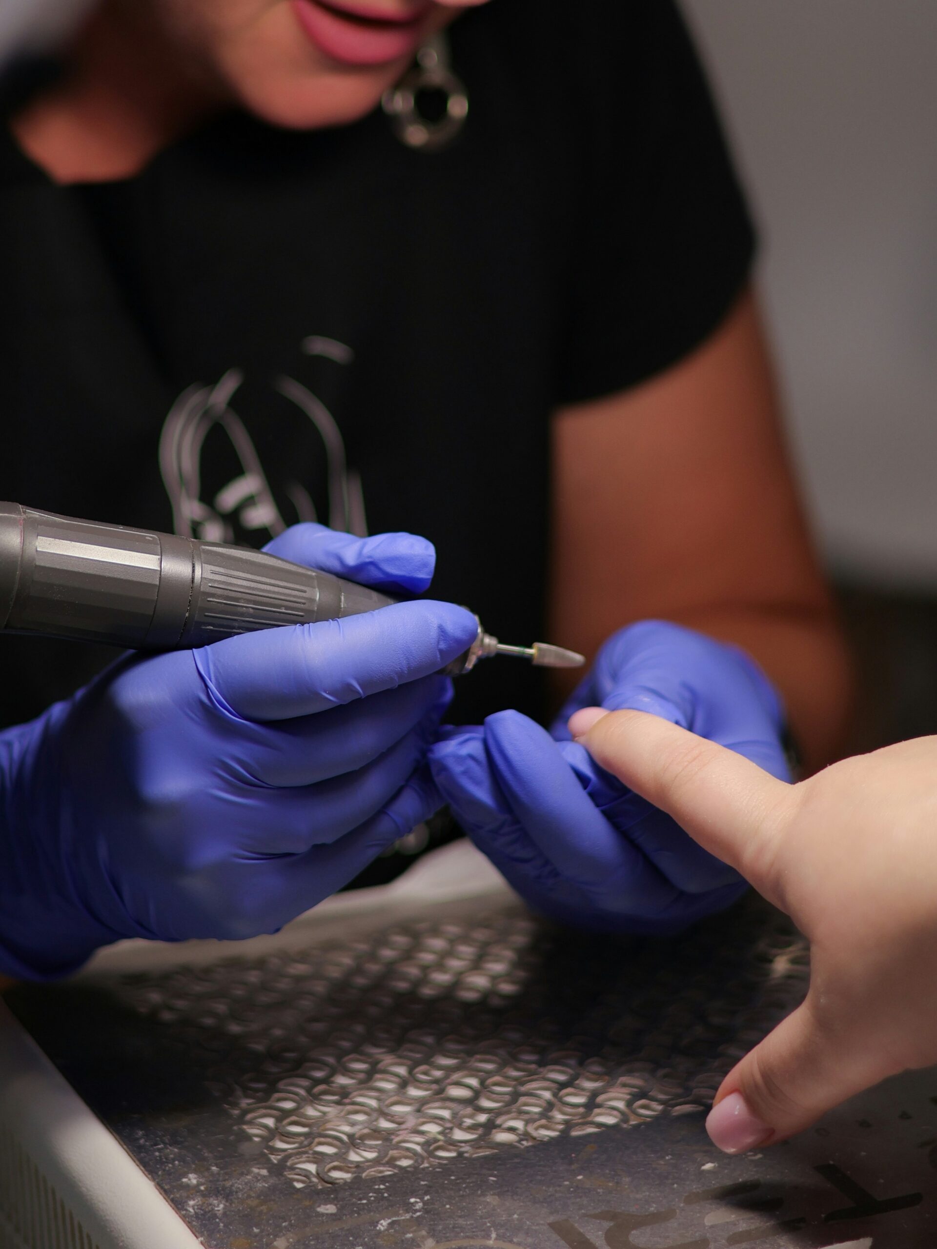 técnico de unhas a usar lima elétrica em salo para remover manicure BIAB