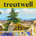 Uma vista panormica de Barcelona a partir do Parque Güell, apresentando os icónicos bancos de mosaico coloridos de Antoni Gaudí e as torres de estilo de conto de fadas em primeiro plano, com a cidade e o mar ao fundo. Um banner amarelo no topo exibe o logótipo "treatwell".