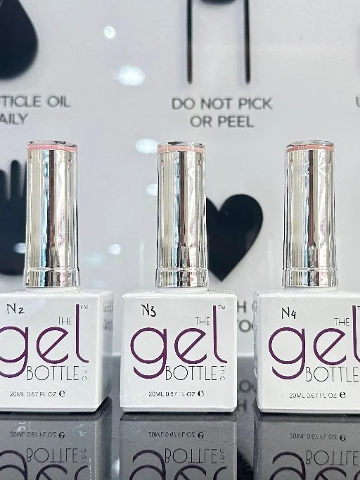 Frascos de BIAB da The Gel Bottle Inc. numa prateleira de salo