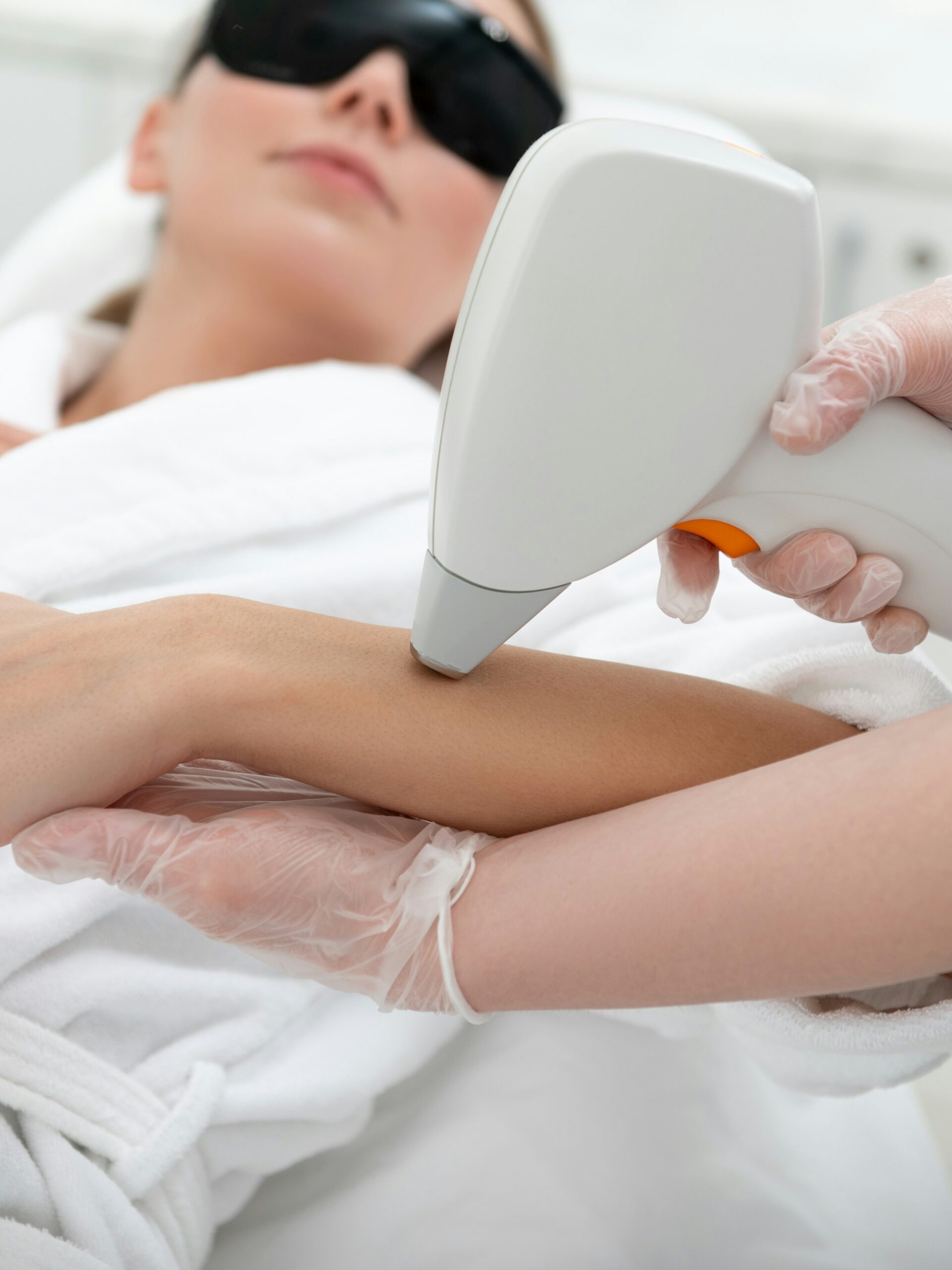 Mulher a receber tratamento IPL no braço numa clínica