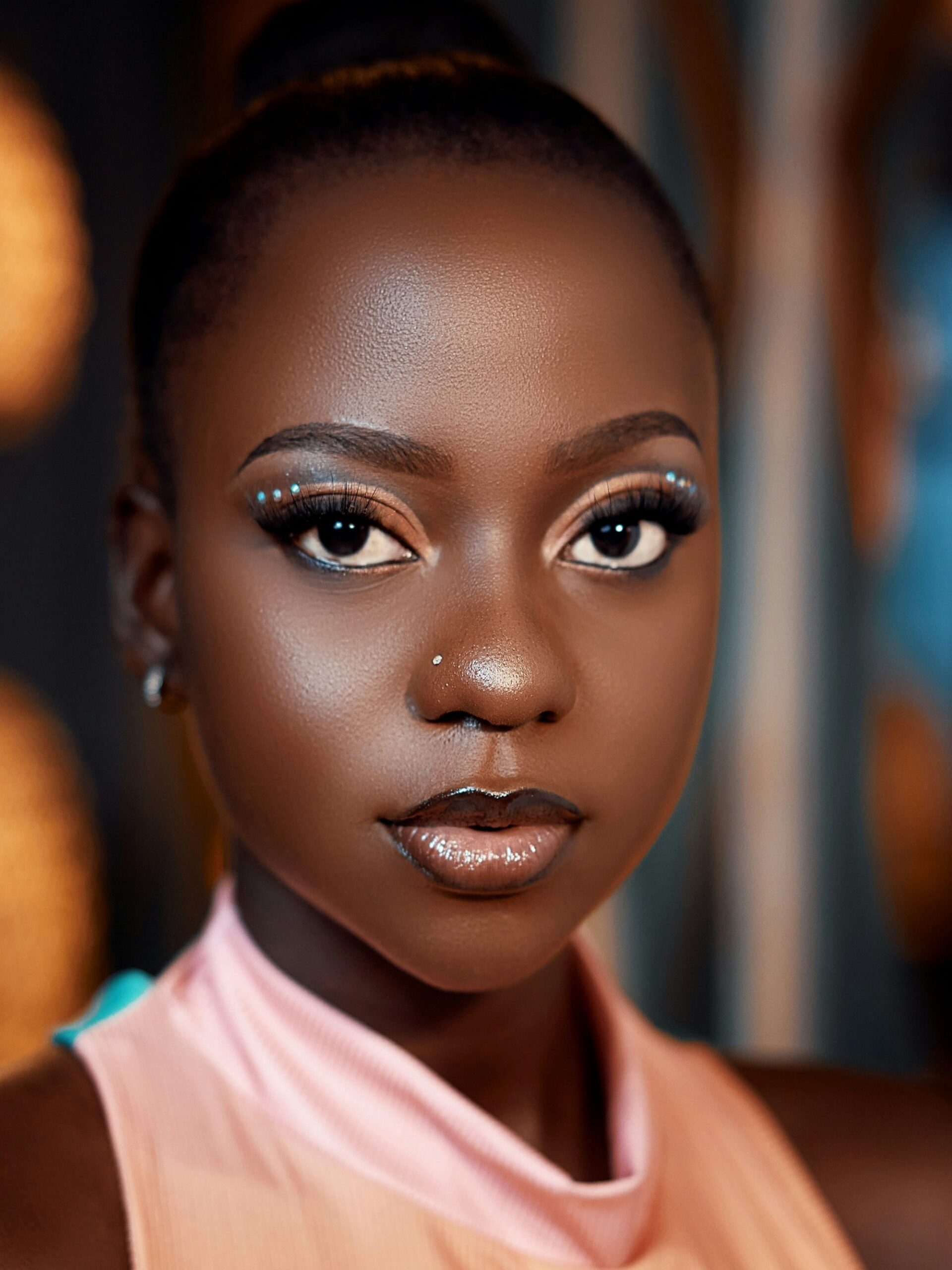Retrato de uma jovem mulher com microblading nas sobrancelhas e um look de maquilhagem glamoroso