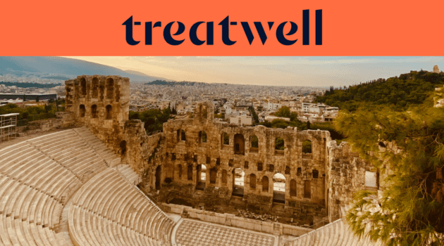 O Odeão de Herodes Ático, um antigo anfiteatro de pedra ao pé da Acrópole de Atenas, com o horizonte da cidade moderna ao fundo sob um céu dourado ao pôr do sol. Uma faixa coral-laranja com o logótipo da Treatwell aparece no topo da imagem.