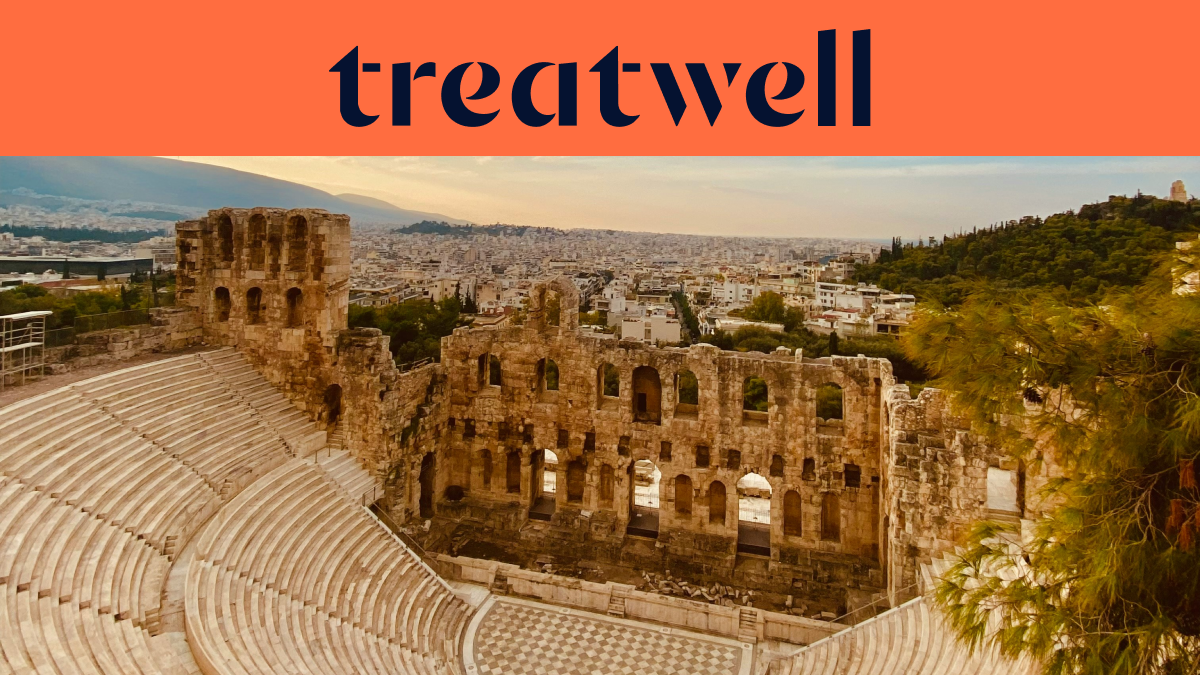 O Odeão de Herodes Ático, um antigo anfiteatro de pedra ao pé da Acrópole de Atenas, com o horizonte da cidade moderna ao fundo sob um céu dourado ao pôr do sol. Uma faixa coral-laranja com o logótipo da Treatwell aparece no topo da imagem.