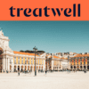 Um banner largo com o logótipo da Treatwell em azul-escuro sobre fundo laranja. Por baixo, uma fotografia luminosa da Praça do Comércio em Lisboa, com o Arco da Rua Augusta em branco, edifícios amarelos com arcadas e pessoas a atravessar a vasta praça pedonal sob um céu azul.