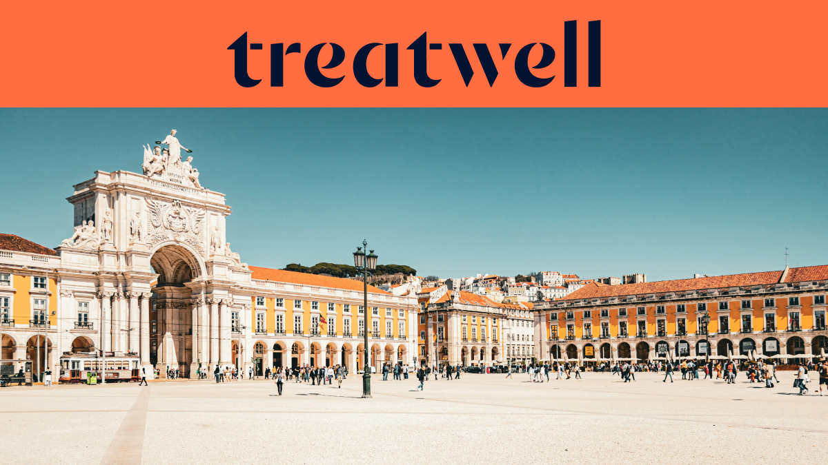 Um banner largo com o logótipo da Treatwell em azul-escuro sobre fundo laranja. Por baixo, uma fotografia luminosa da Praça do Comércio em Lisboa, com o Arco da Rua Augusta em branco, edifícios amarelos com arcadas e pessoas a atravessar a vasta praça pedonal sob um céu azul.