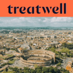 Vista aérea de Roma, com o icónico Coliseu em primeiro plano. A cidade histórica estende-se até ao horizonte sob um céu nublado. Um grande banner laranja no topo exibe o logótipo da Treatwell.