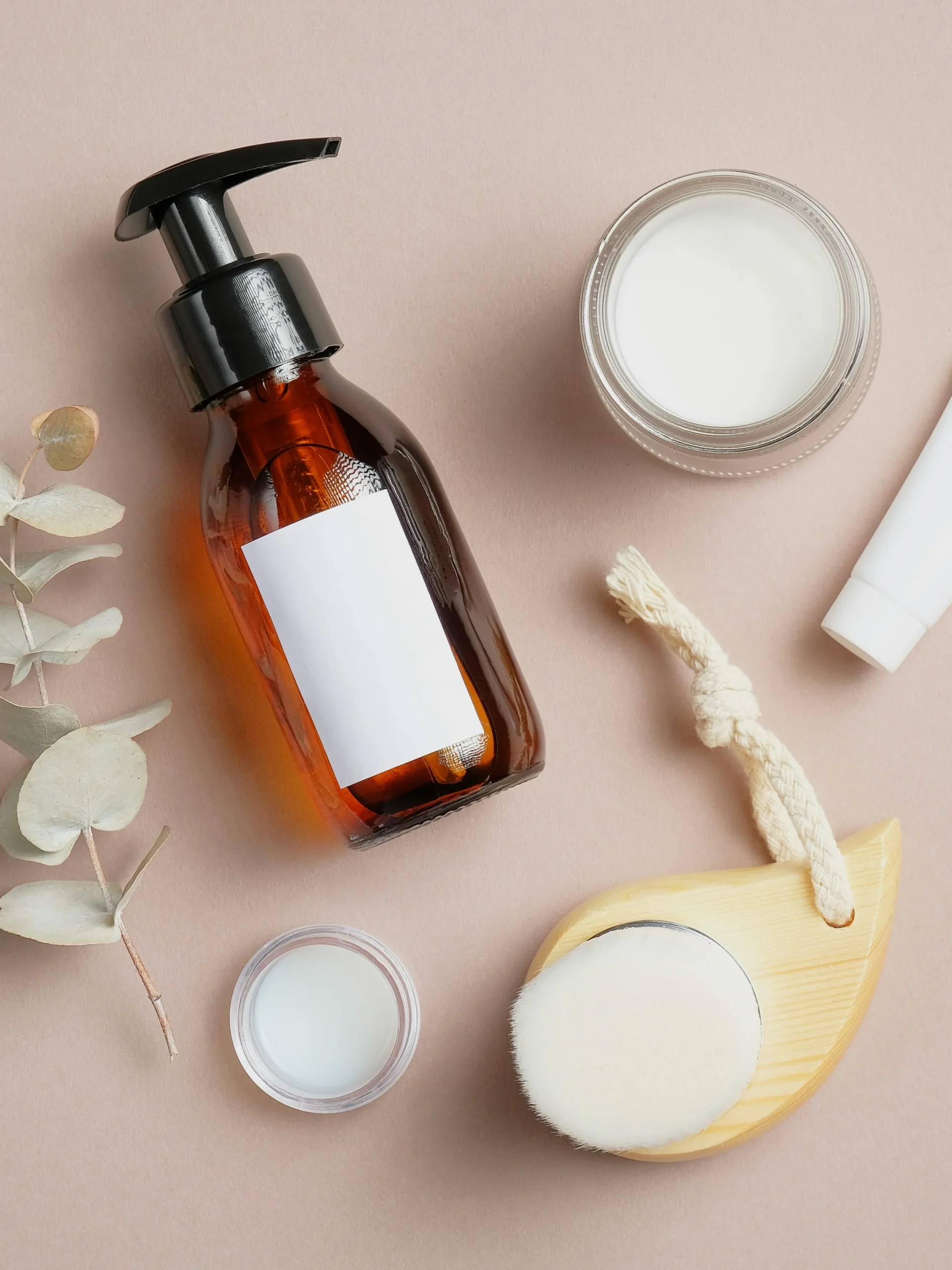 Vista de cima de vários produtos de cuidado pós-tratamento, incluindo protetor solar, sérum hidratante e hidratante sem fragrância
