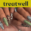 Duas mãos com unhas compridas em formato de amêndoa decoradas com vários padrões animais: riscas de zebra, manchas de leopardo, pele de cobra verde e tartaruga.
