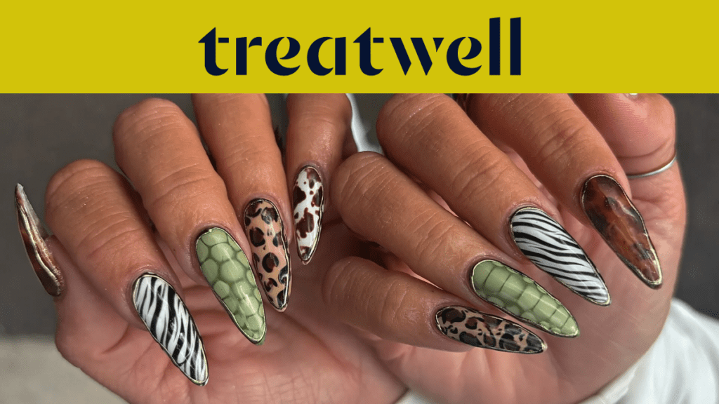 Duas mãos com unhas compridas em formato de amêndoa decoradas com vários padrões animais: riscas de zebra, manchas de leopardo, pele de cobra verde e tartaruga.