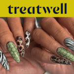 Duas mãos com unhas compridas em formato de amêndoa decoradas com vários padrões animais: riscas de zebra, manchas de leopardo, pele de cobra verde e tartaruga.
