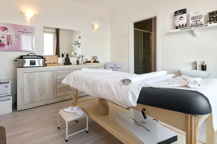 Sala de tratamentos em Beauty Time em Lanusei com marquesa de massagem e produtos Germaine de Capuccini.