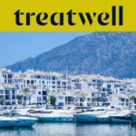 A marina de Puerto Banús, em Marbella, ladeada por edifícios brancos e iates atracados com as montanhas ao fundo, sob um banner amarelo da Treatwell.