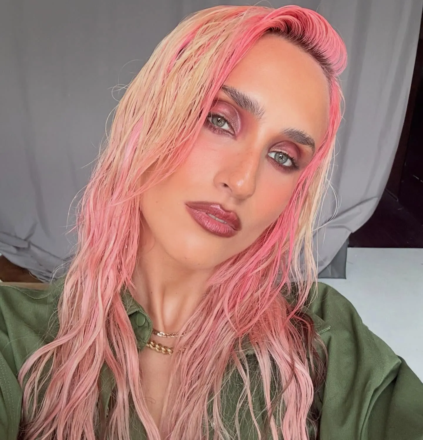 Cabelo rosa comprido e ondulado com reflexos pêssego e louros, styling com efeito molhado e textura, retrato de verão em estilo editorial