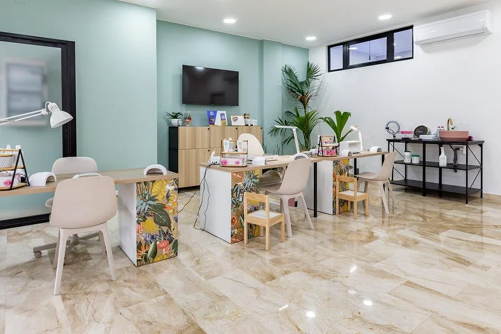 Expositor de maquilhagem e cadeira de estética no Studio Estetica 35 em Quartucciu, com uma vasta seleção de paletas de sombras.