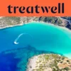 Vista aérea de uma baía cretense turquesa, com uma mota de água a traçar uma curva branca pela água limpa, uma meia-lua de praia de areia e colinas secas ao redor da margem, sob um banner cor de coral com a palavra treatwell.
