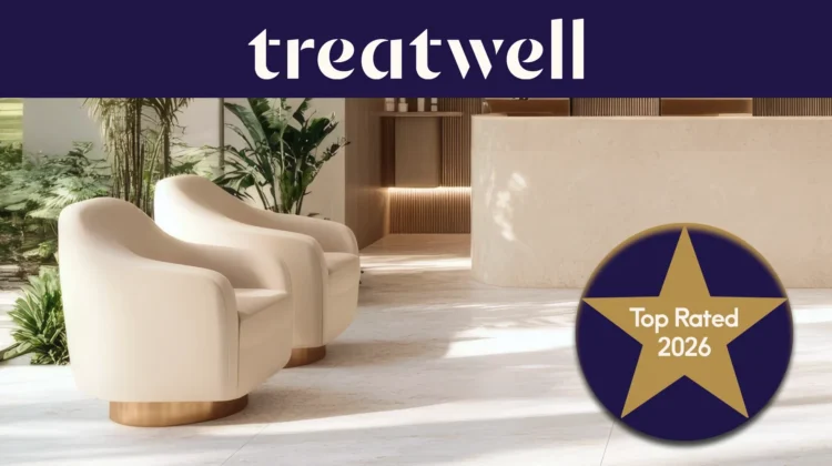 Selo Treatwell Top Rated 2026, conquistado com avaliações de clientes, na receção luminosa de um salão com cadeirões cor creme e plantas