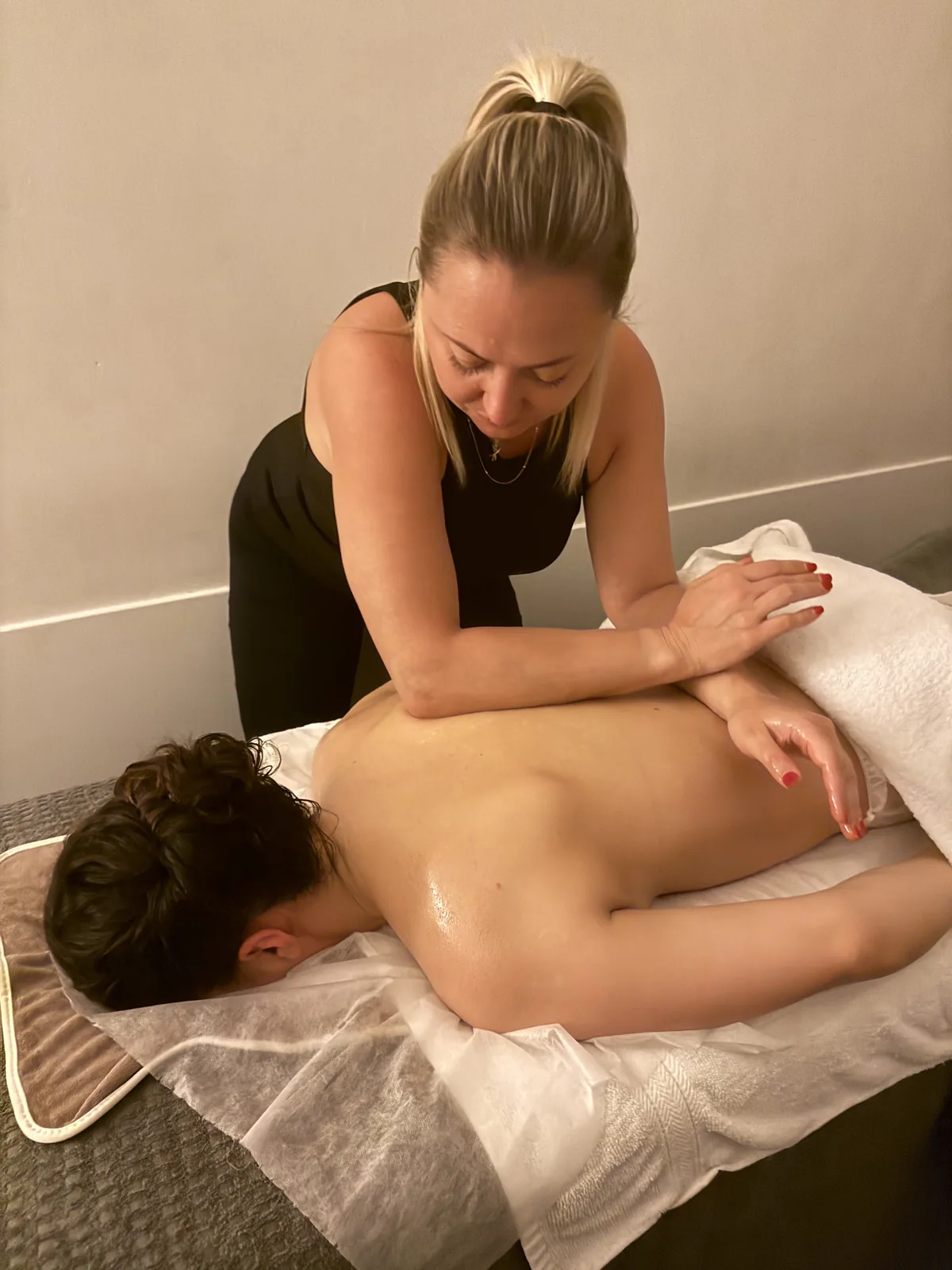 Terapeuta a fazer uma massagem nas costas numa marquesa