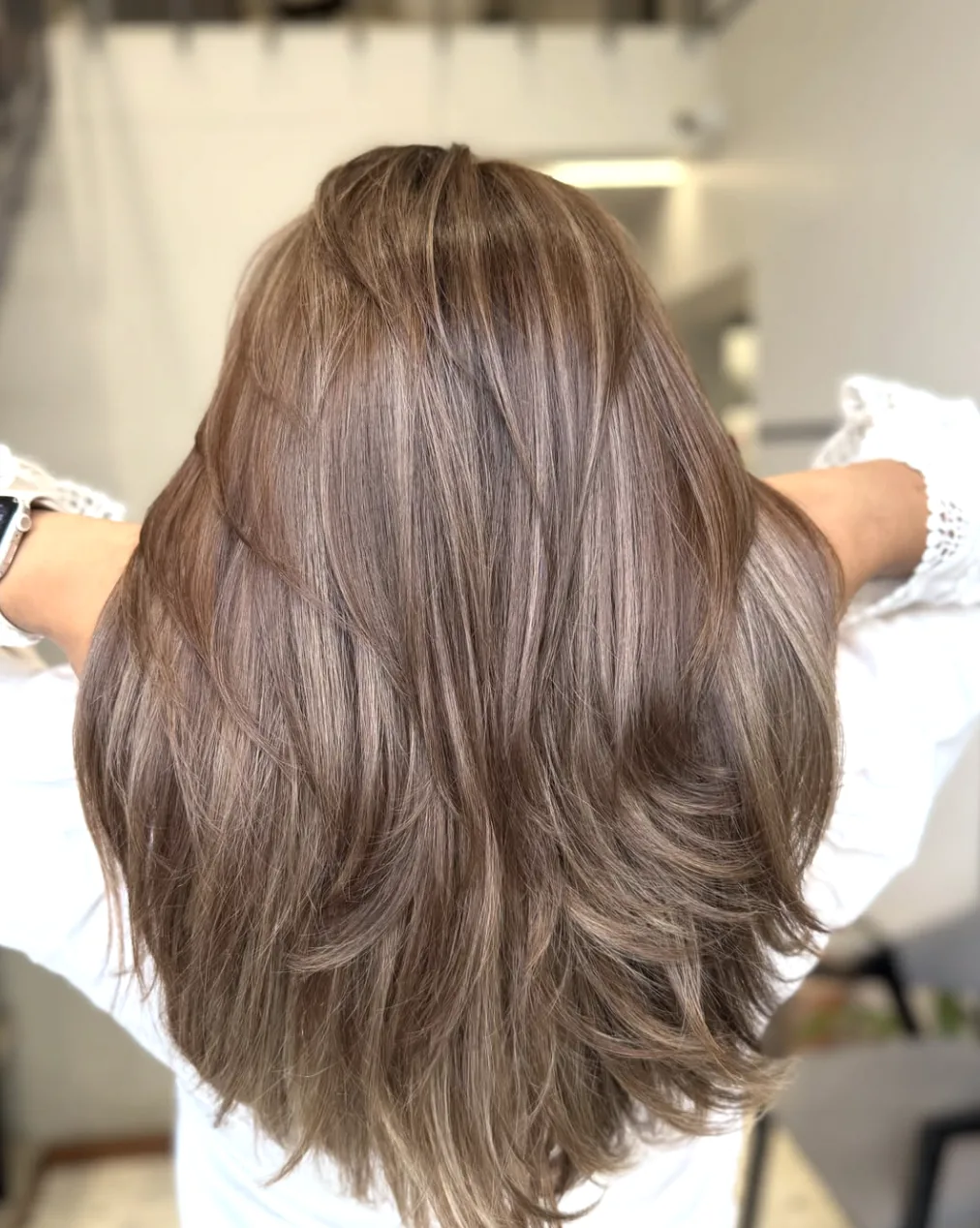 Cabelo comprido e em camadas num castanho multitom taupe truffle