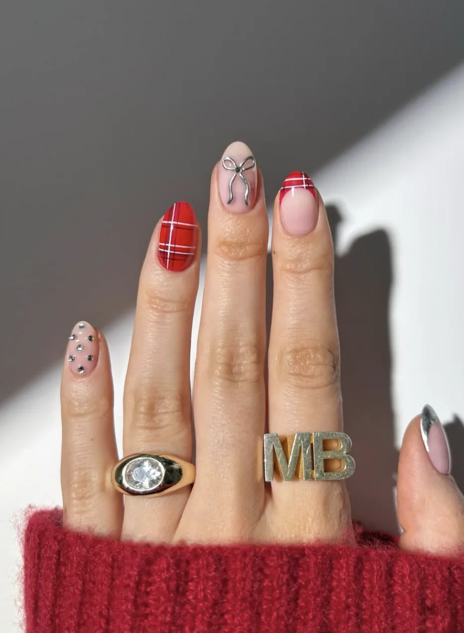 Nail art tartan vermelha com um laço e detalhes em strass